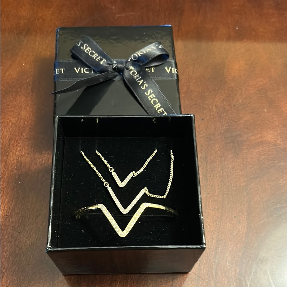 Victoria's Secret ‘V’ Necklace and Bracelet Set